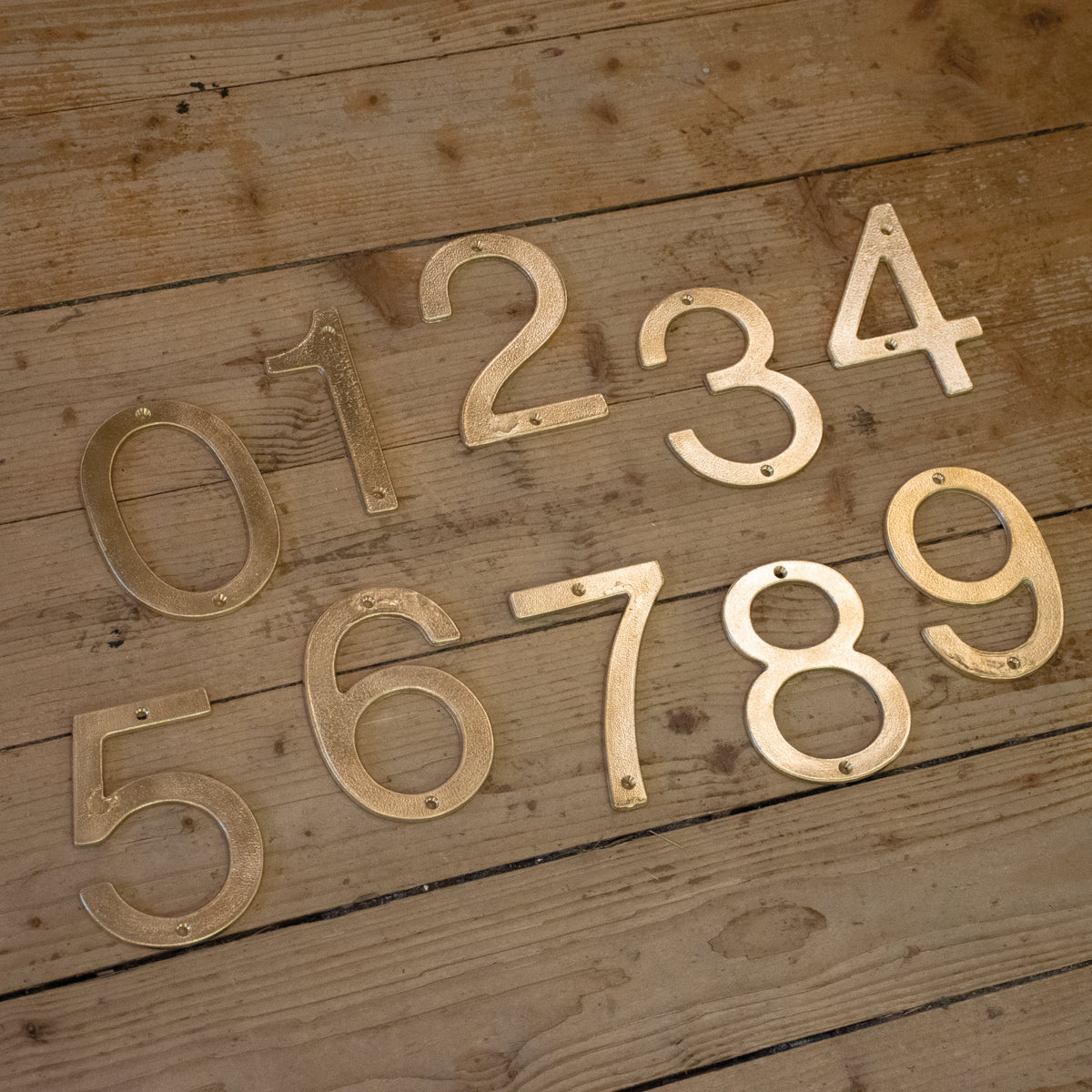 Husnummer 6 Aurelia rå mässing