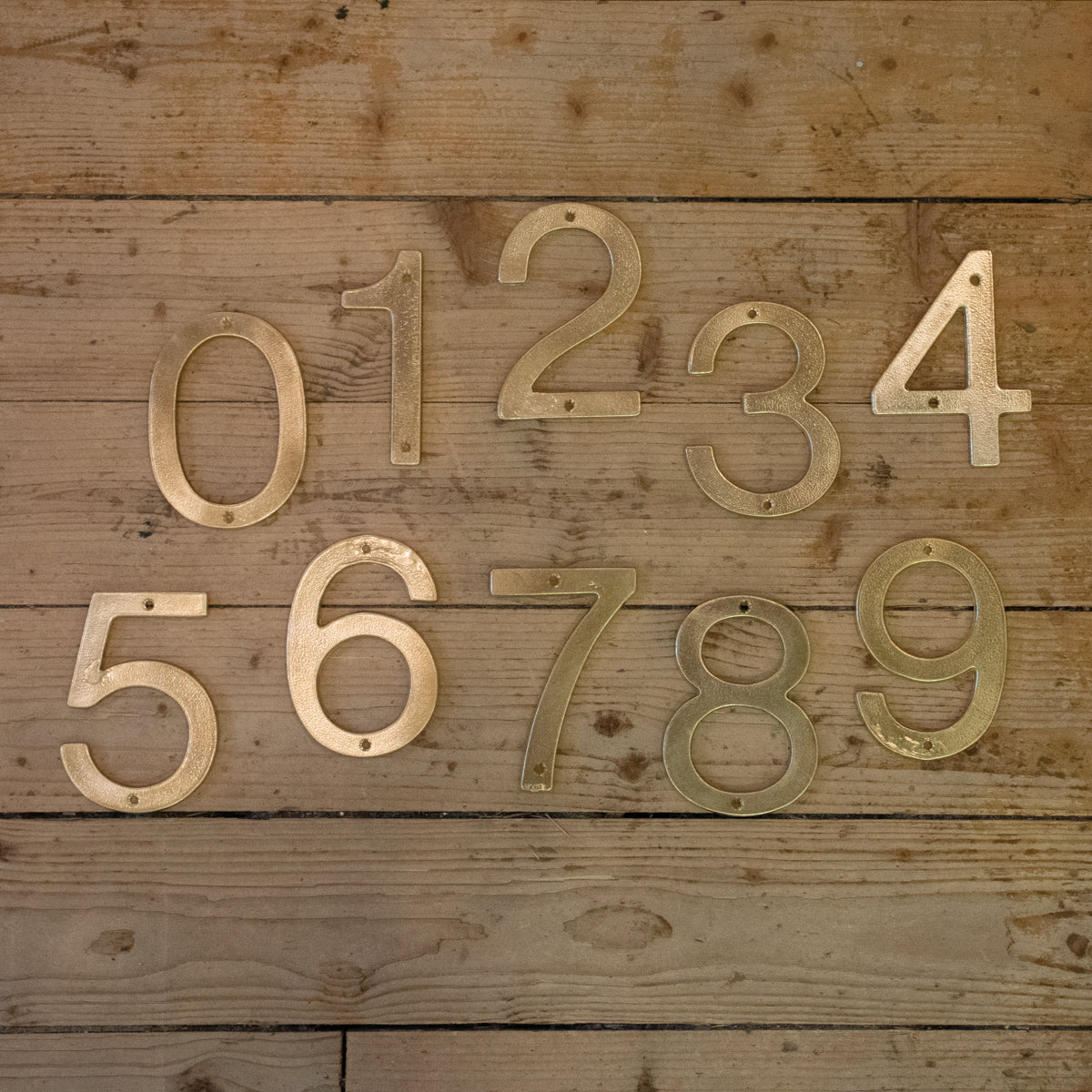 Husnummer 6 Aurelia rå mässing