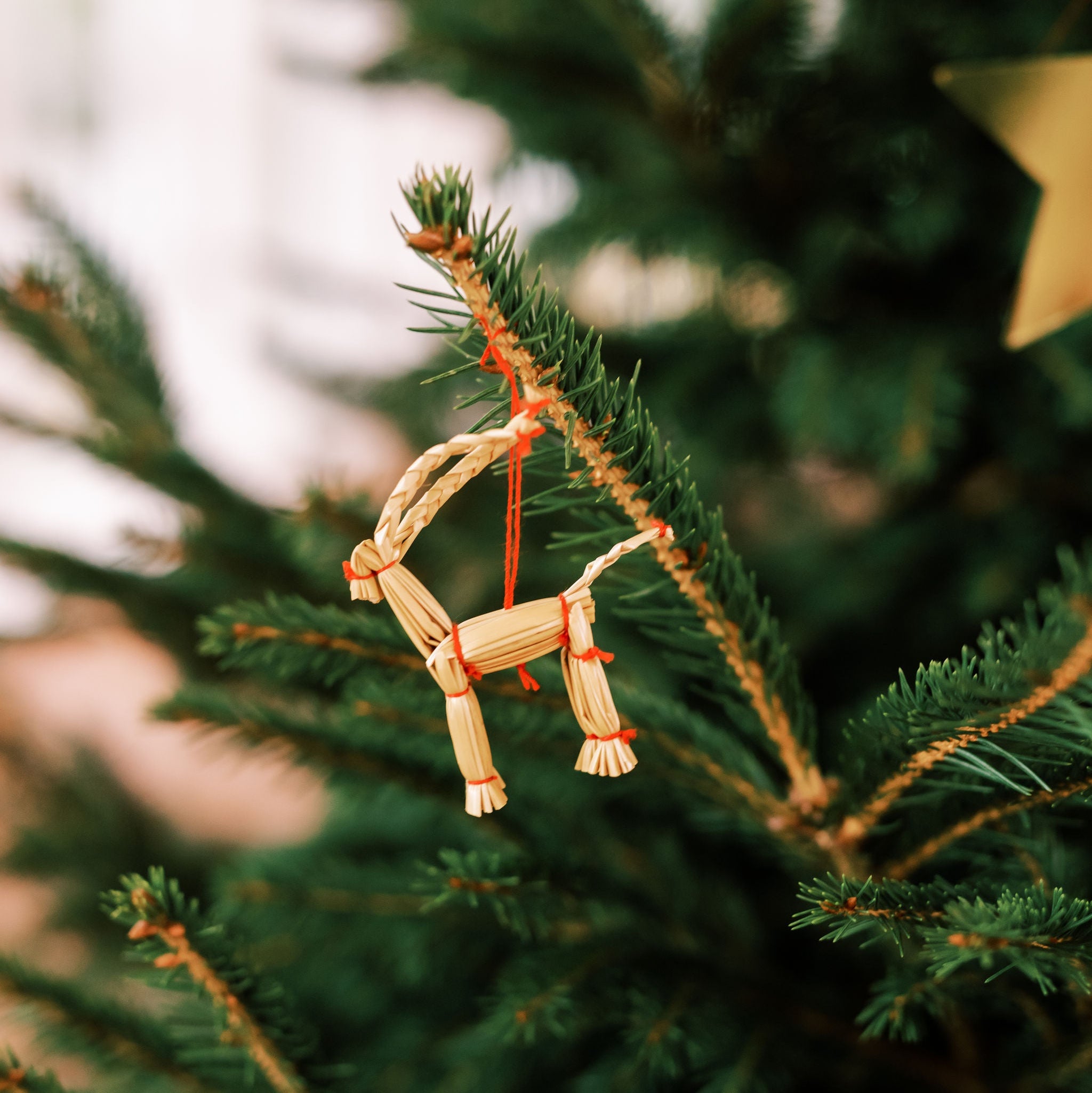 Weihnachtsbaumanhänger aus Stroh