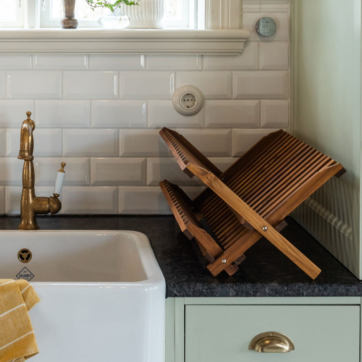 Zusammenklappbarer Holztellerständer