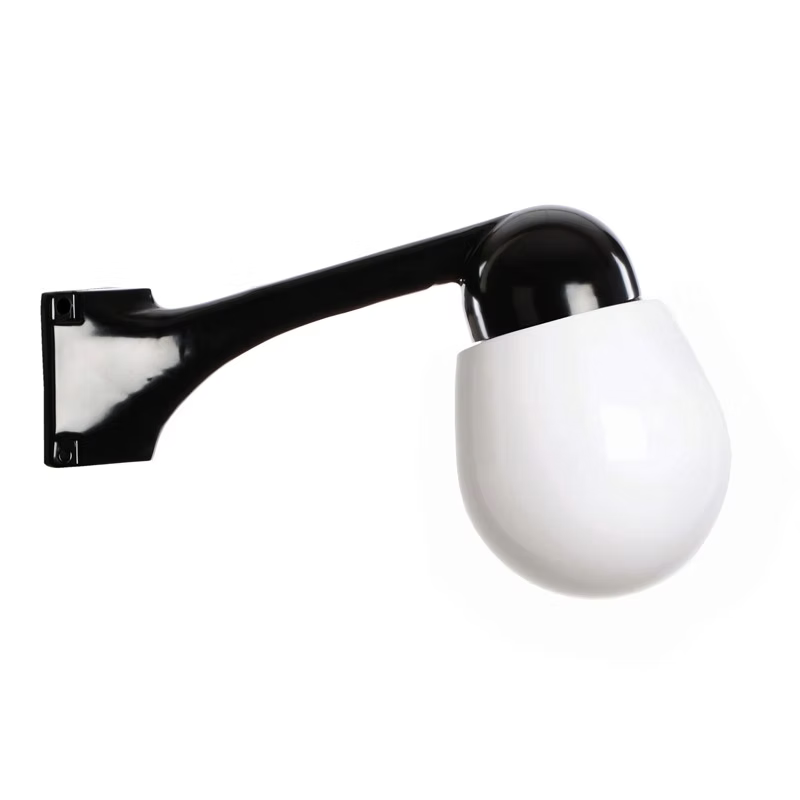 Funkis Hörn 80 Svart är en vägglampa för hörnmontage, tillverkad i aluminium och utrustad med en päronformad opal glaskupa