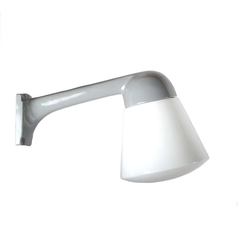 Funkis Plan 80 Grå är en tidlös vägglampa i aluminium med en konisk glaskupa i opal