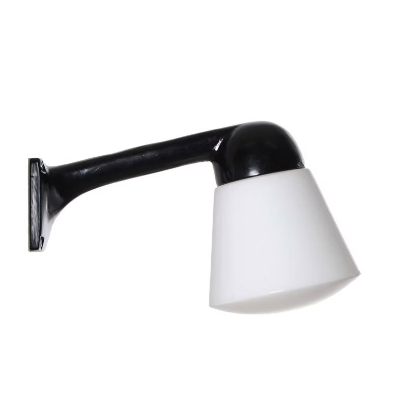 Funkis Plan 80 Svart är en tidlös vägglampa i funkisstil, utrustad med en konisk opal glaskupa