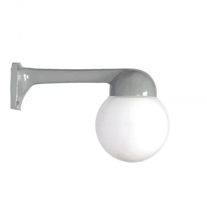 Funkis Plan 90 Grå är en fasadlampa i grålackerad aluminium utrustad med en rund opal glob på 15 cm