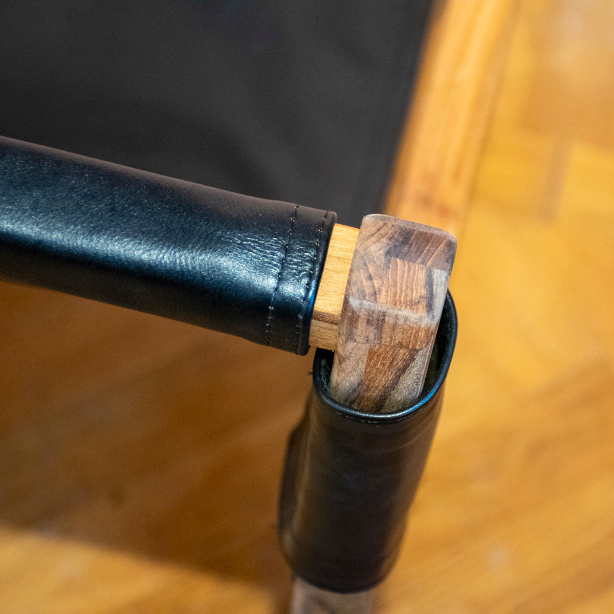 Sessel Jessie aus Teakholz und schwarzem Leder