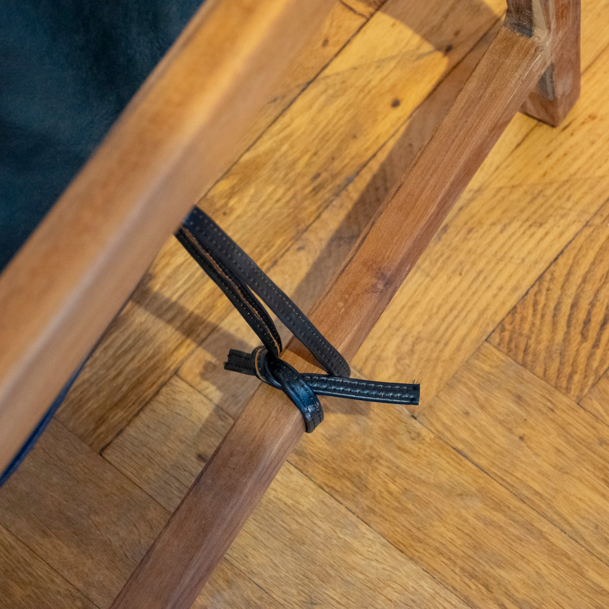 Sessel Jessie aus Teakholz und schwarzem Leder