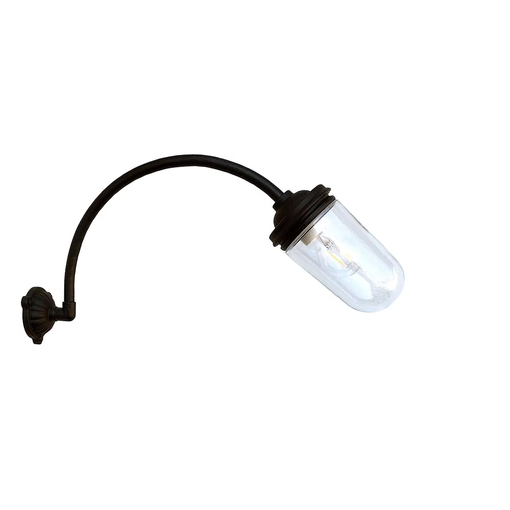 Glasbrukslykta Båge 45 Kort är en traditionell fasadlykta i robust gjutjärn med en elegant böjd arm i något kortare utförande