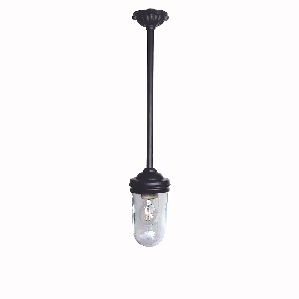 Glasbrukslykta Hängande 62 cm är en stor och elegant ytterlykta i robust gjutjärn med en hög, hängande design