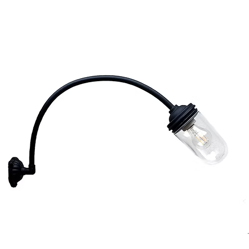 En fasadlykta med vackert böjd arm och tidlös design. Det långa utsprånget gör att lyktan framträder tydligt på fasaden.