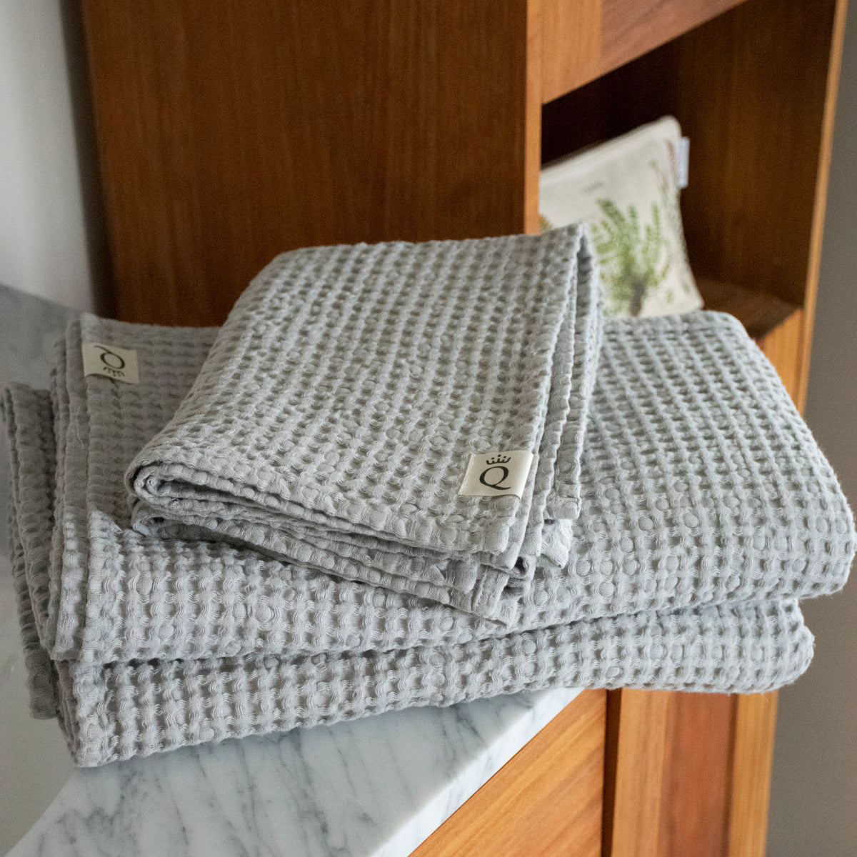 Våfflad handduk Sandhammaren ljusgrå 50x70