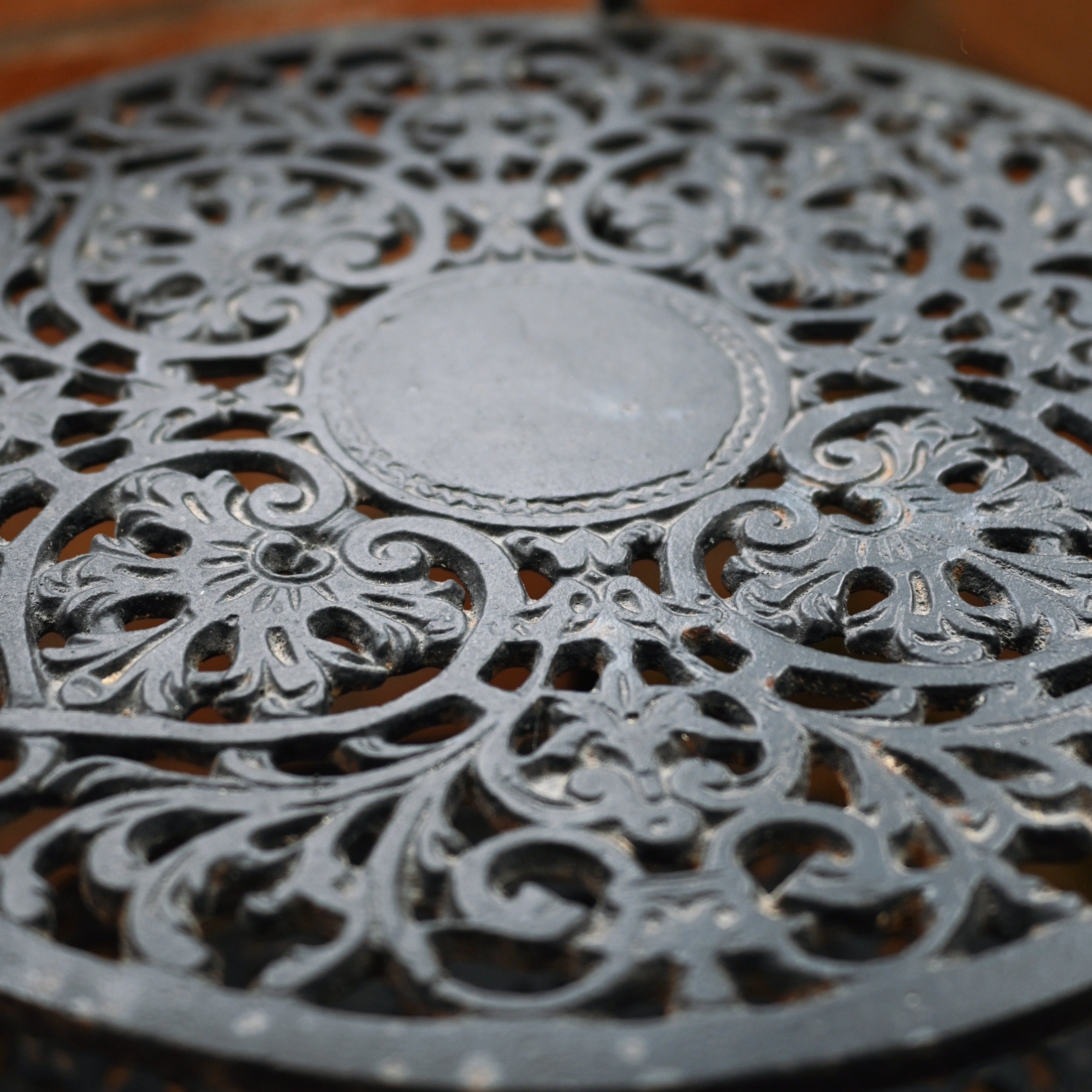 Gusseisen-Tisch Saga