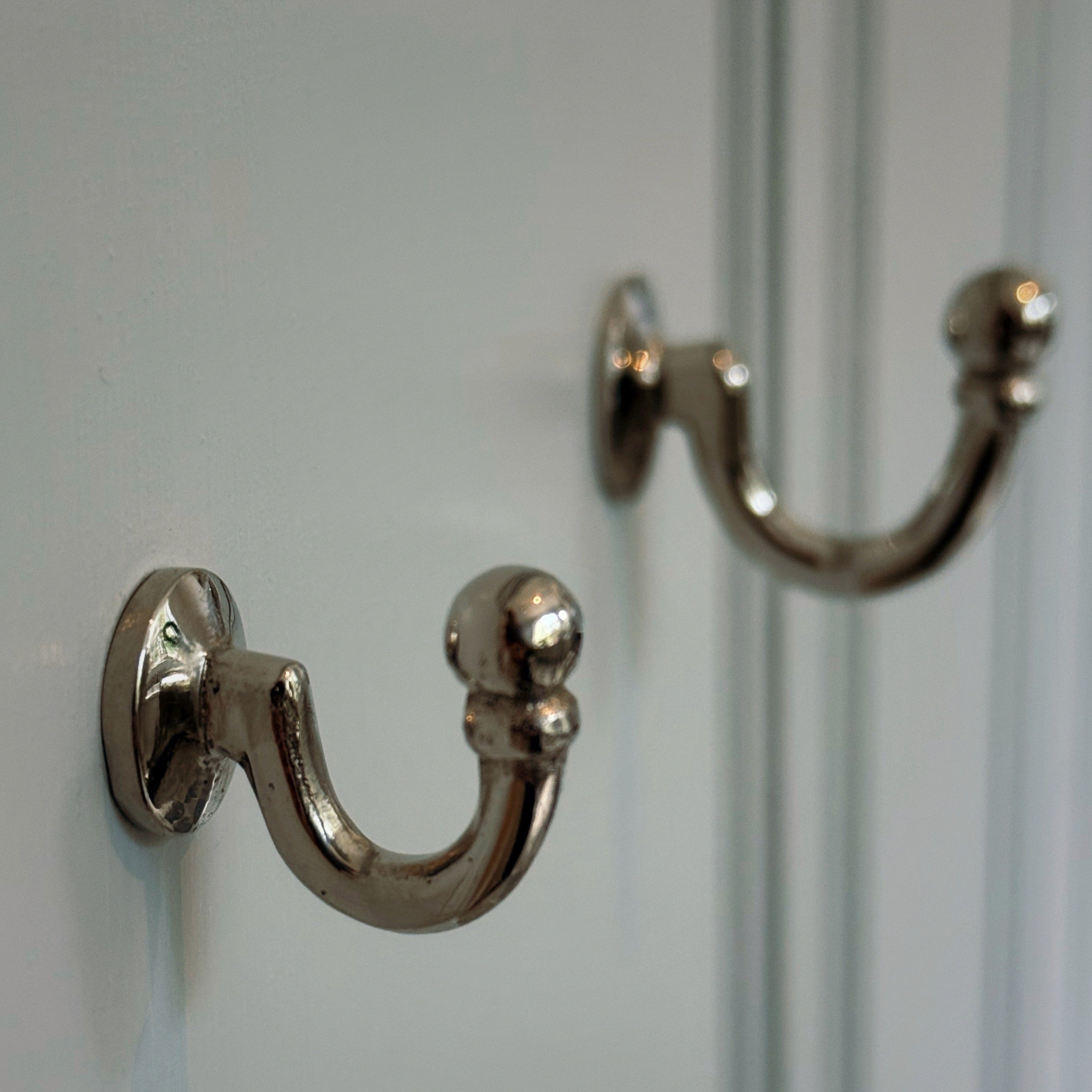 Kleiner Haken aus vernickeltem Messing