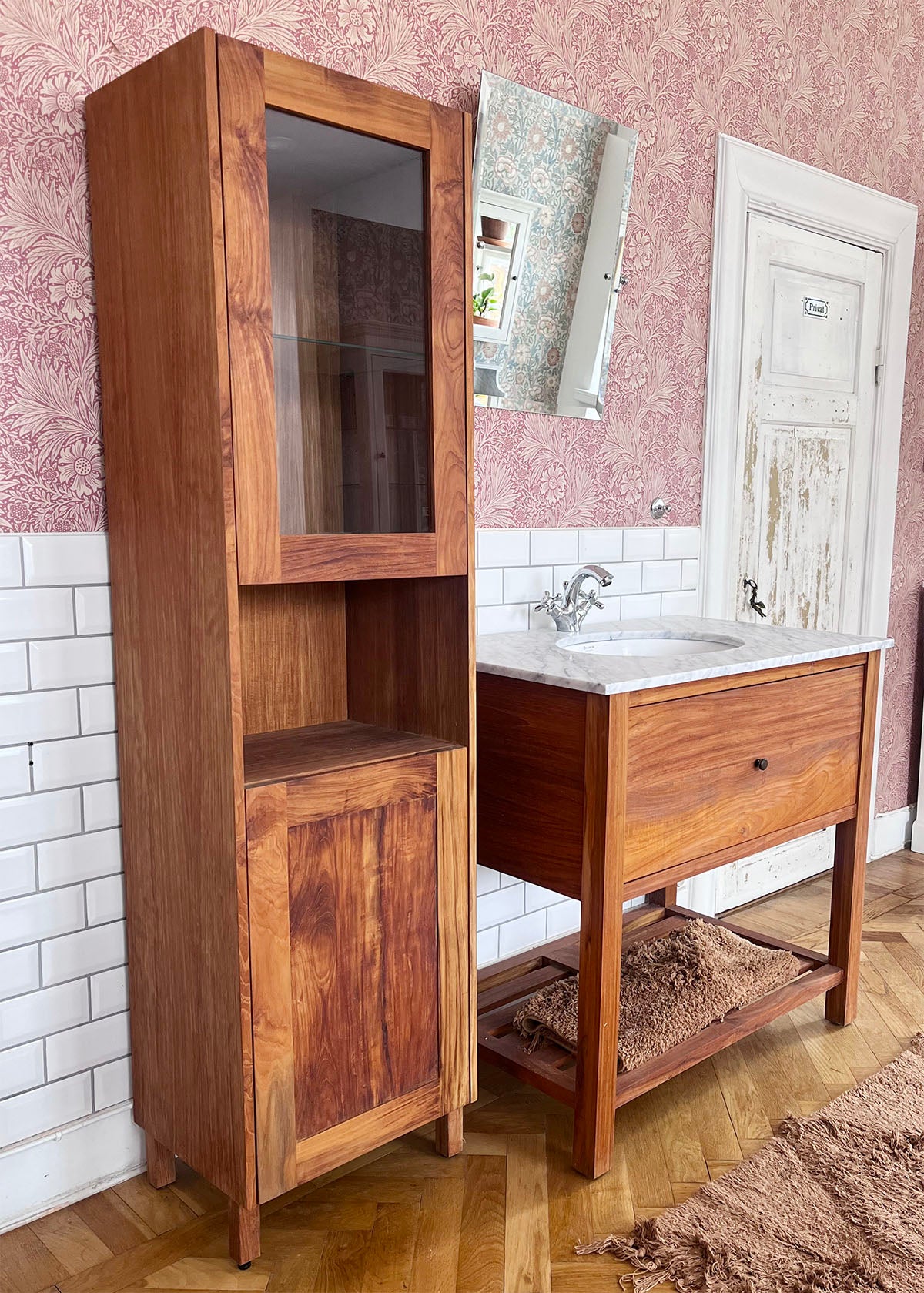 Kommode Adele aus Teakholz mit Marmorplatte