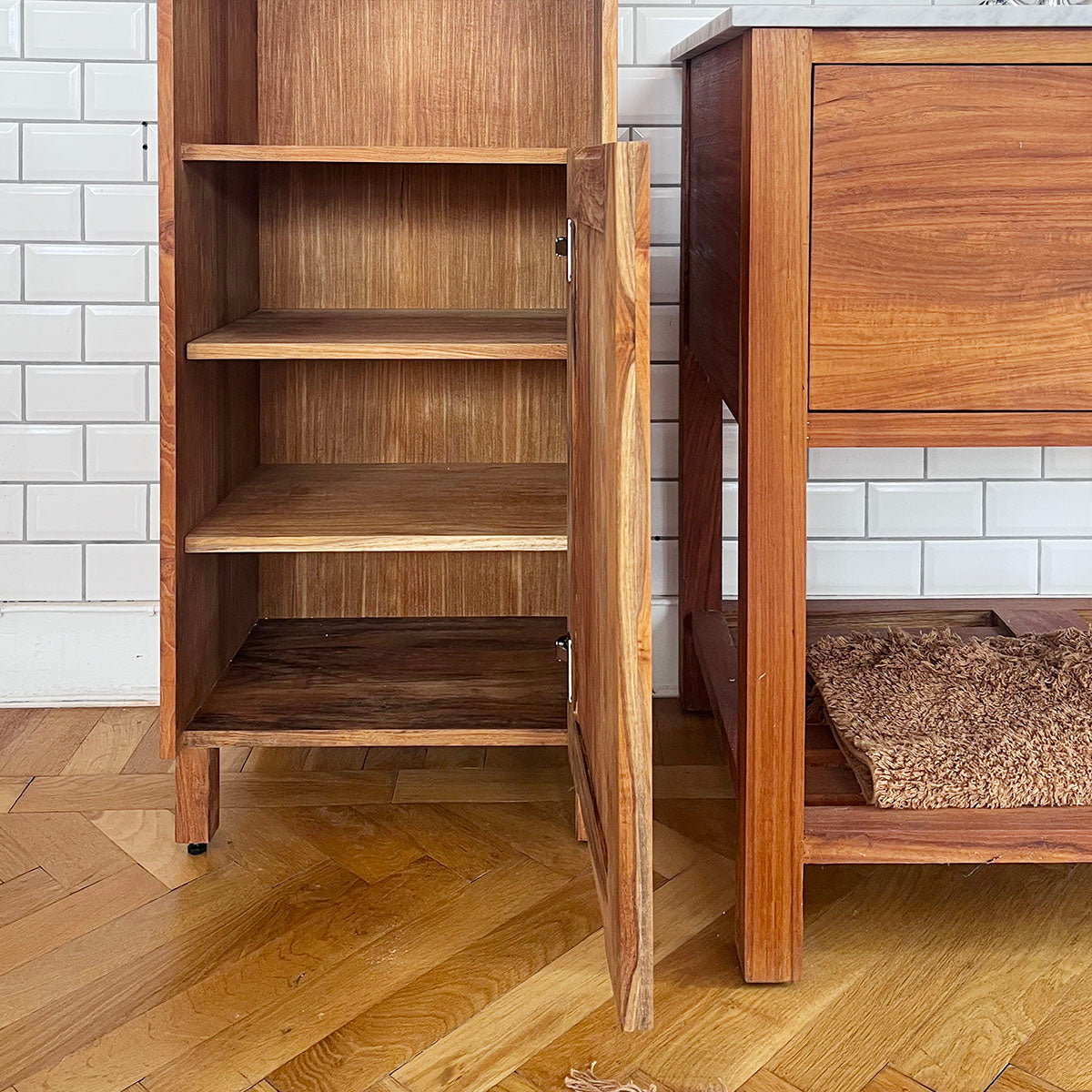 Högskåp badrum Adele i teak