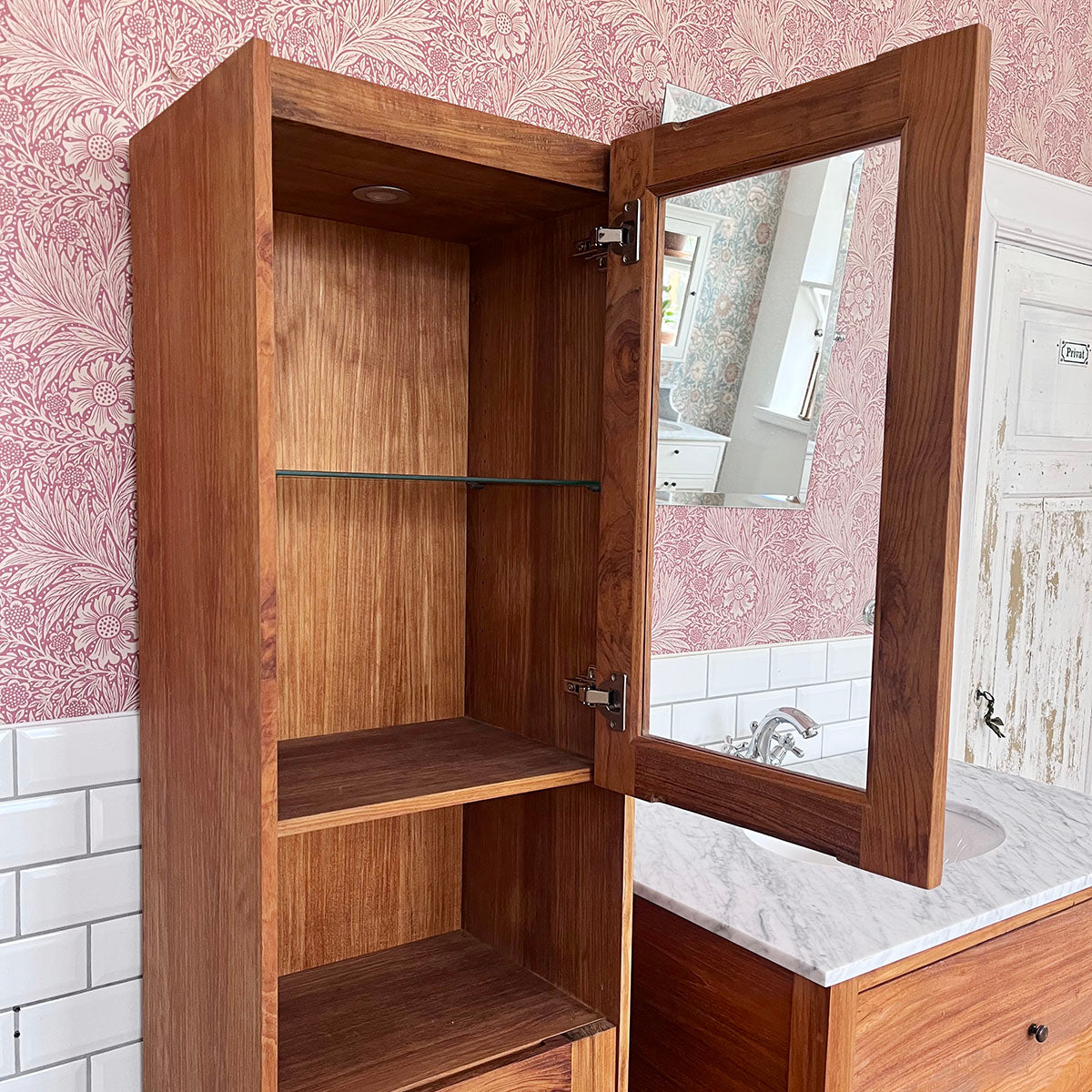 Högskåp badrum Adele i teak