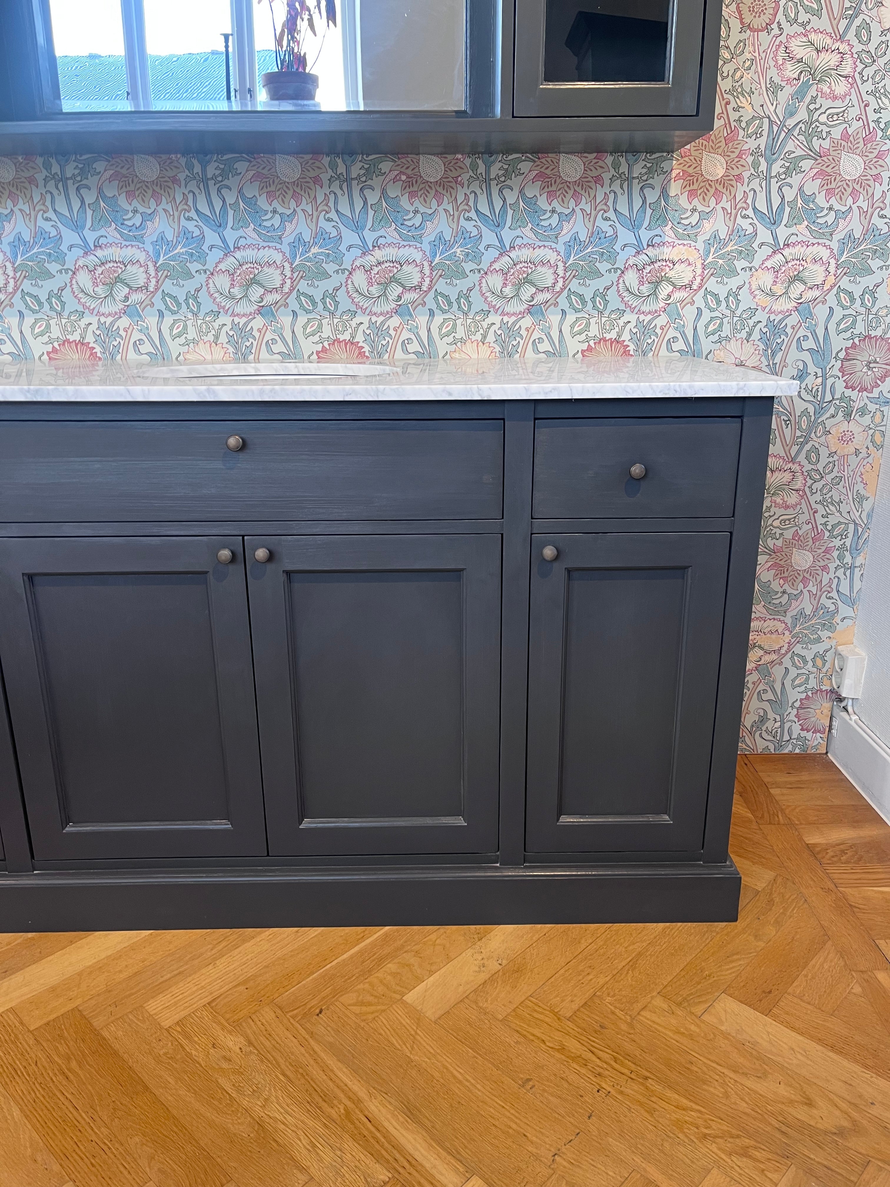 Stor kommod Agnes + väggskåp antracitgrått (fyndvara)