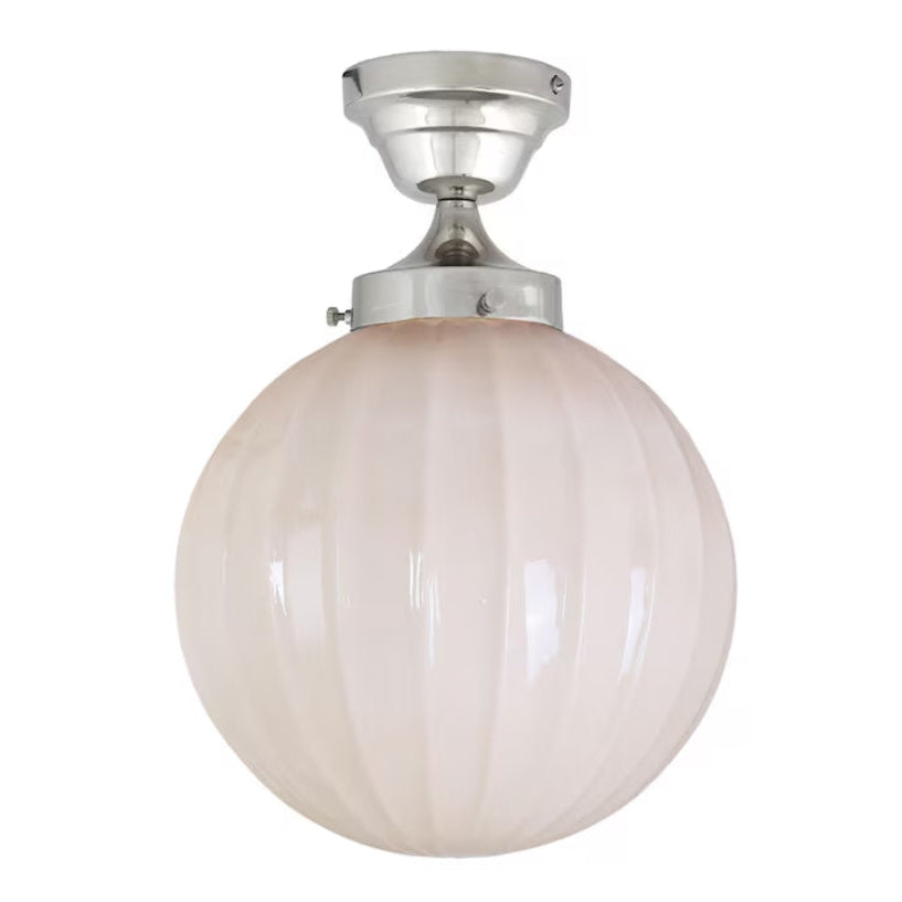 Stor taklampa Marit med nickelfinish och beige opalglas.