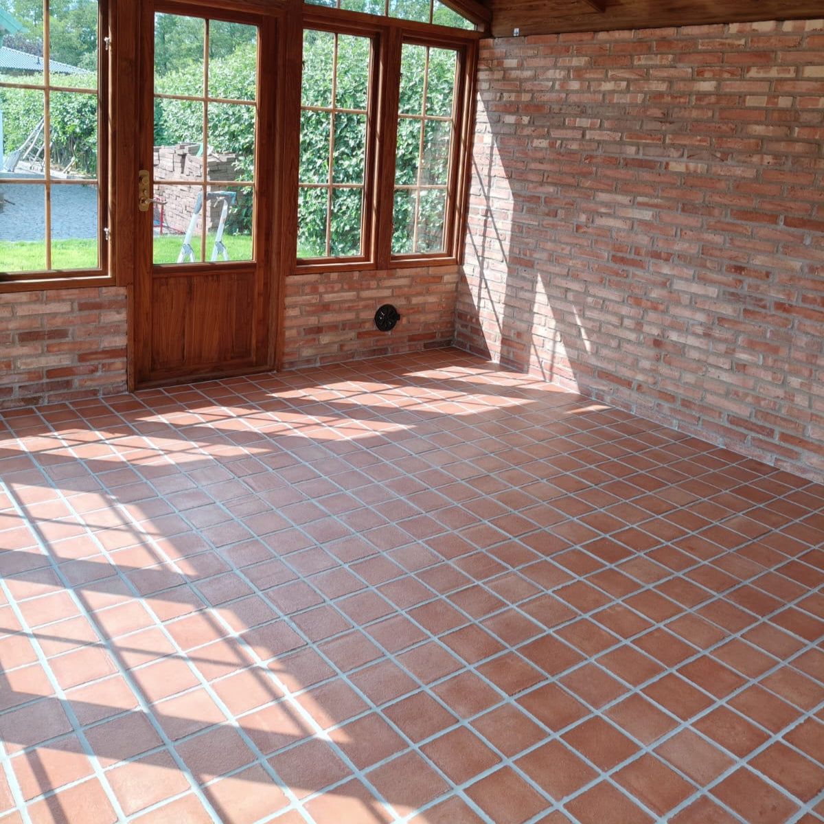 Kvadratiskt terrakottagolv från Qvesarum