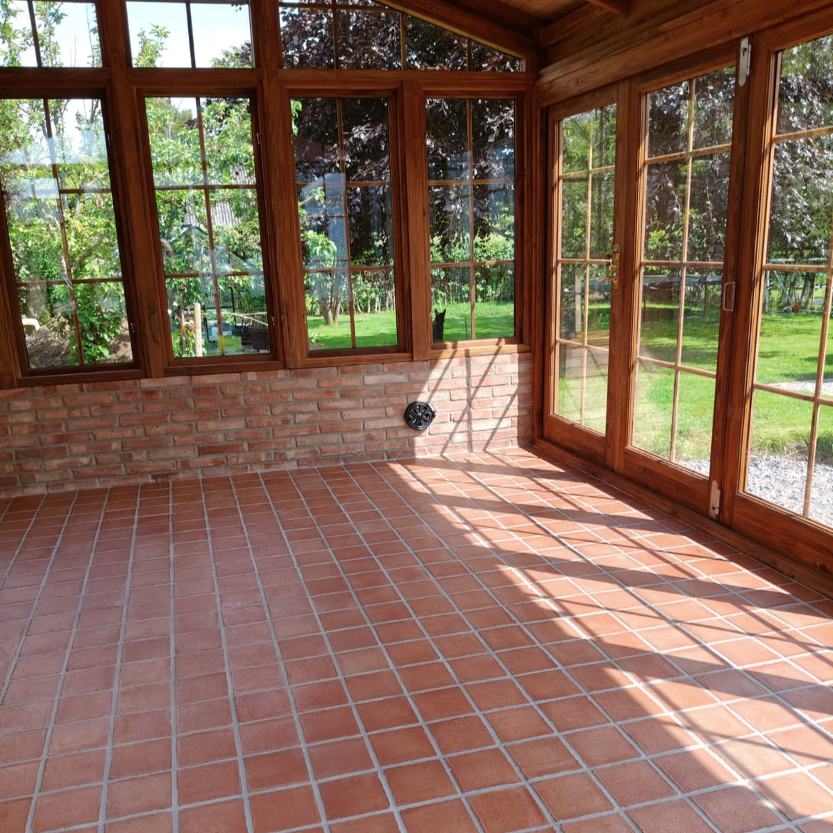 Terrakotta handgeschlagen rot 280 × 280