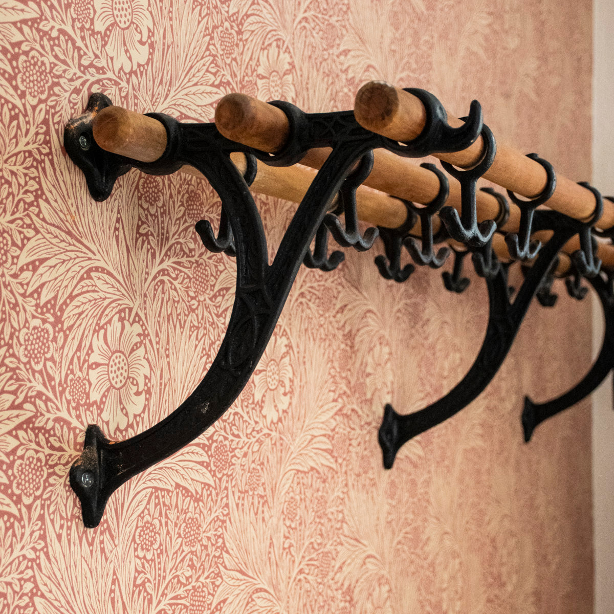 Hutablage aus Holz & Gusseisen 130 cm