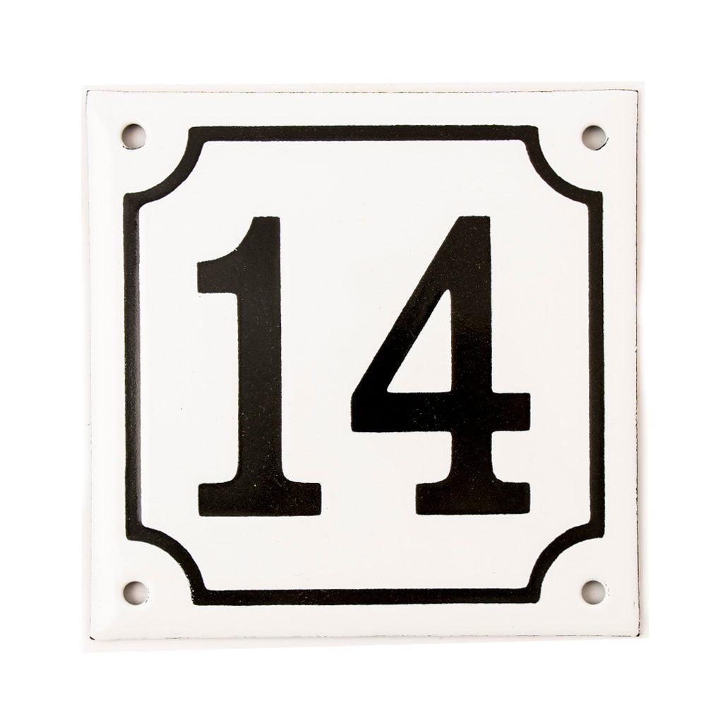 husnummer 14 en emaljskylt till husfasad
