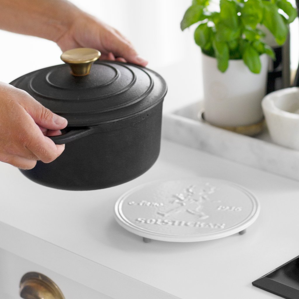 Solstickan Topfuntersetzer aus weißem Gusseisen