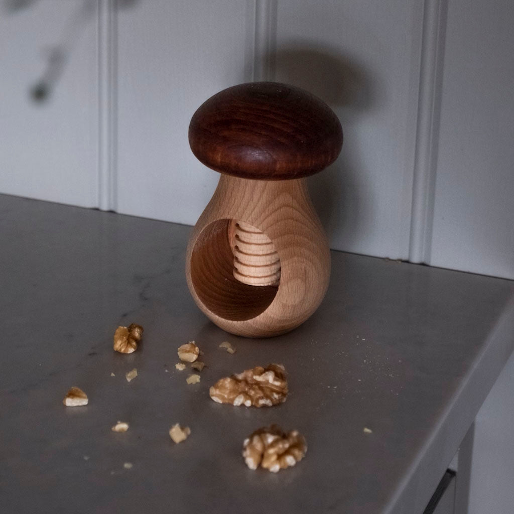 Nötknäckare i trä