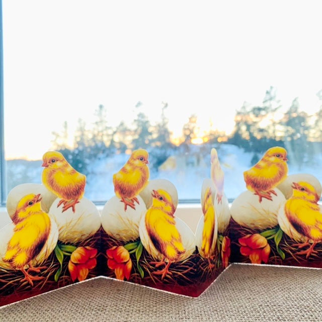 Pappersrad påskkyckling i äggskal