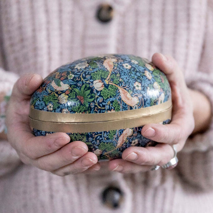 Påskägg med hemkokta kolor William Morris Strawberry Thief