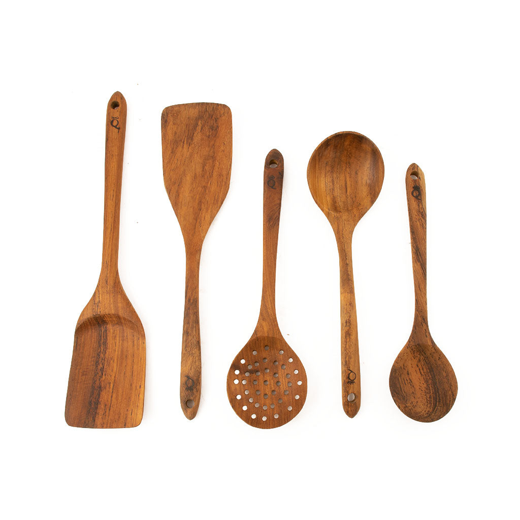 Köksredskap i trä som är ytbehandlade med paraffinolja