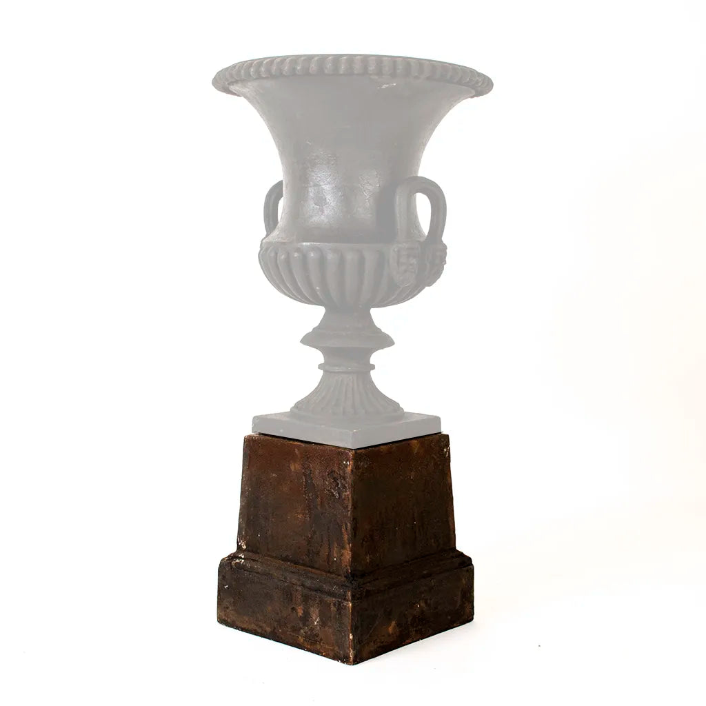 Dorchesterurna i gjutjärn med sockel