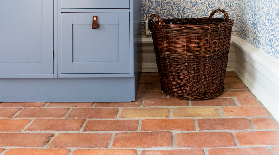 Miljöbild med klassiskt tegelgolv av handtillverkade tegelplattor i rött