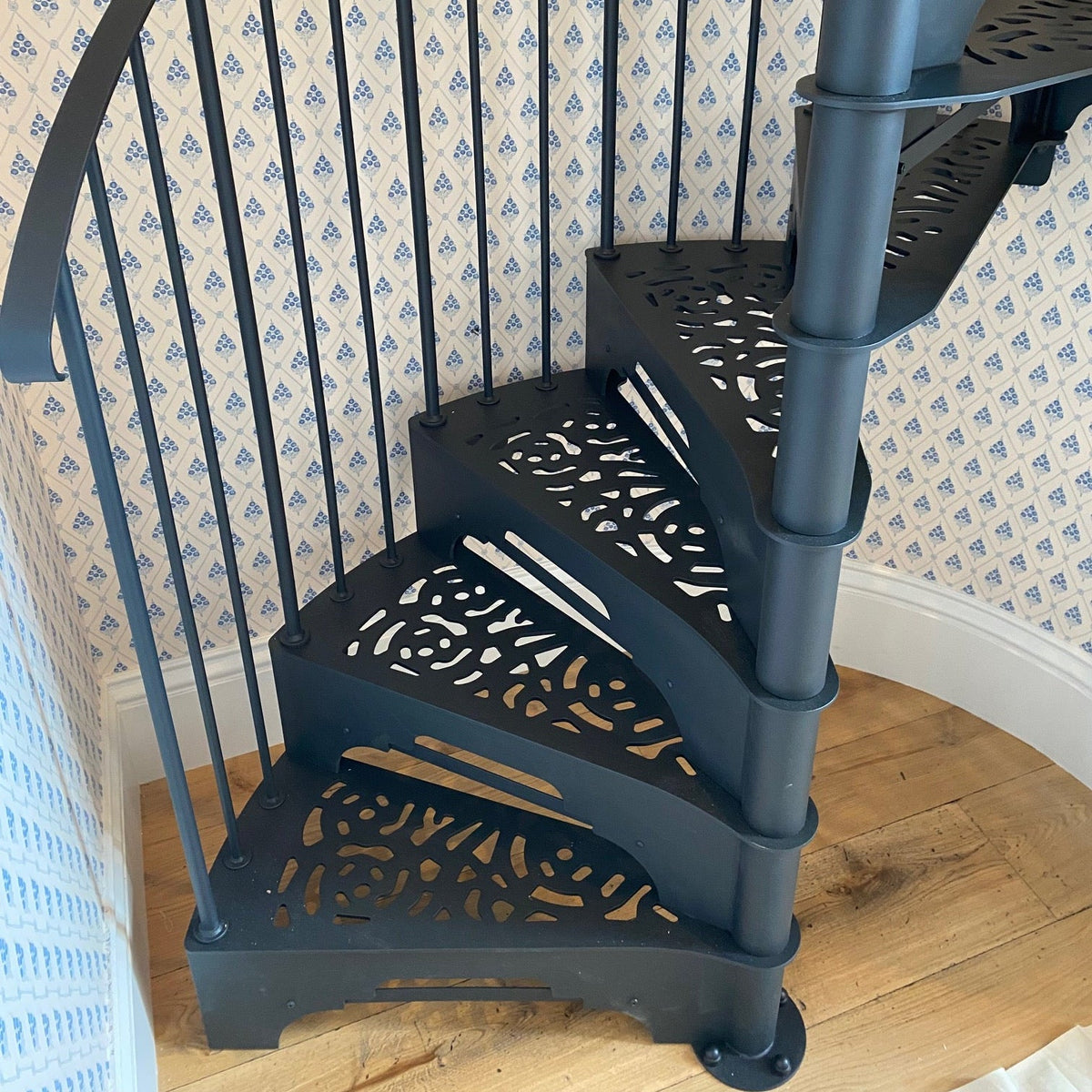 Smal spiraltrappa i stål