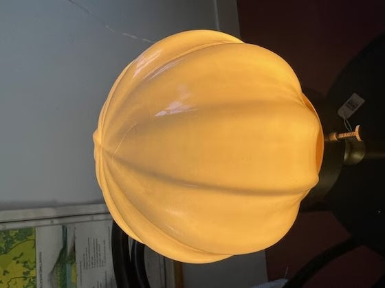 Miljöbild med badrumslampor med klotform i ett klassiskt badrum
