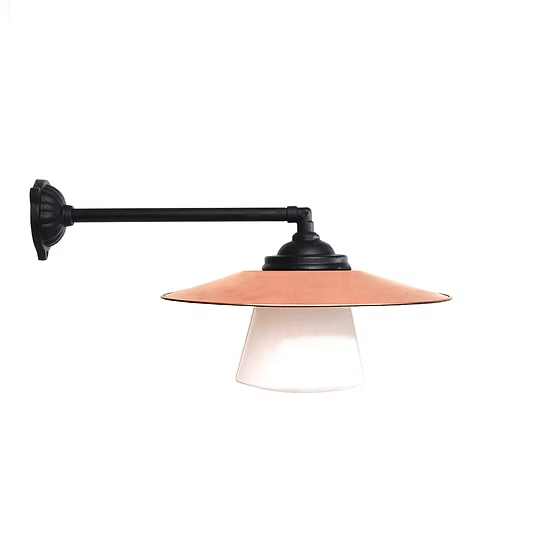 Außenwandleuchte mit gerade 90° Arm 50 cm, Aluminiumschirm und Opalglas - Kulturbelysning Stationslampa