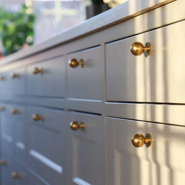 Knopp Solliden obehandlad mässing