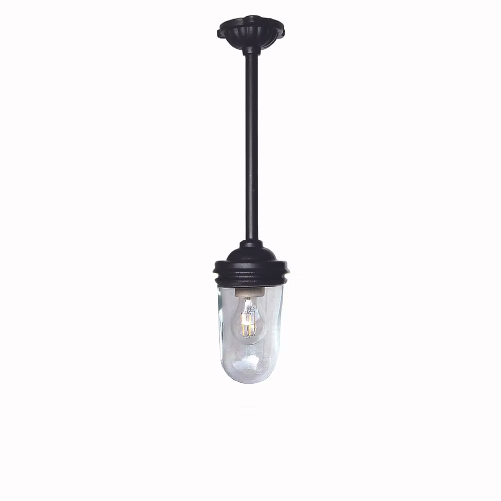 Glasbrukslykta Hängande 52 cm är en större fasadlykta i robust gjutjärn med tidlös hängande design