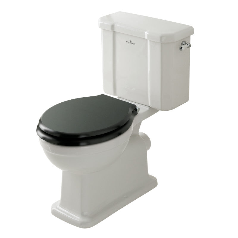 golvstående toalett i vitt med svart sits