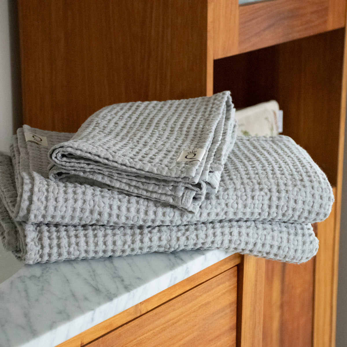 Våfflat badlakan Sandhammaren ljusgrått 100x140 cm