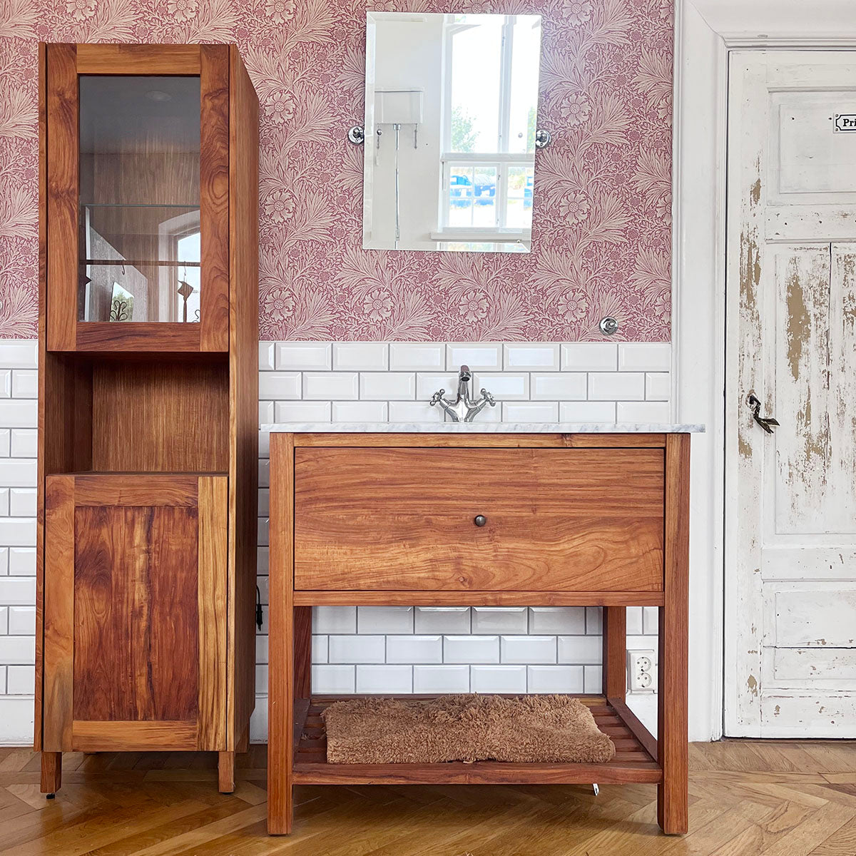 Högskåp badrum Adele i teak