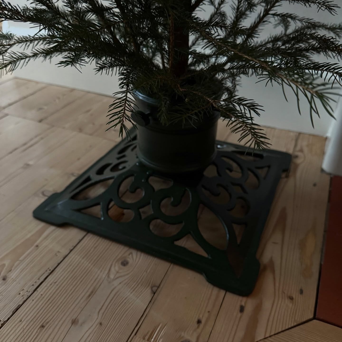 Weihnachtsbaumständer aus grünem Aluminium