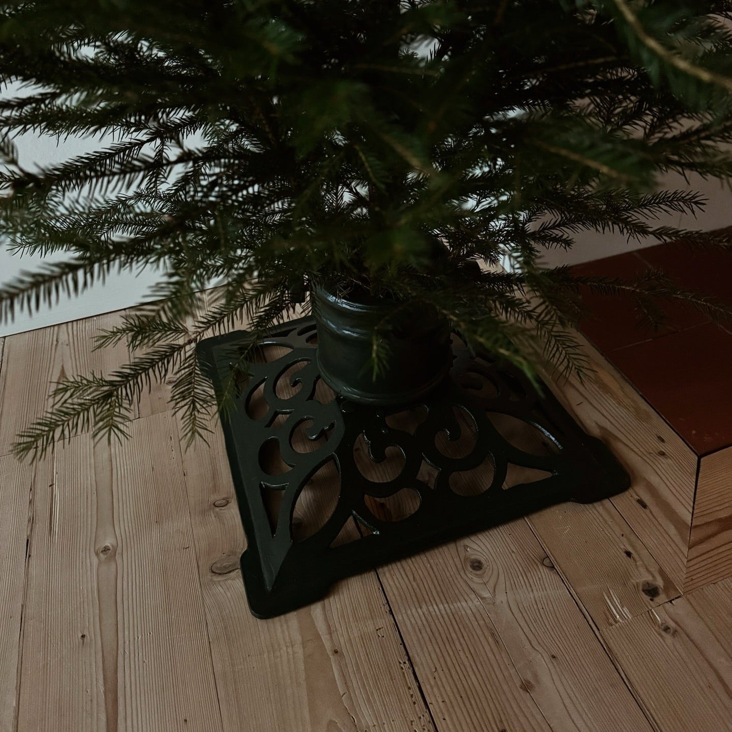 Weihnachtsbaumständer aus grünem Aluminium