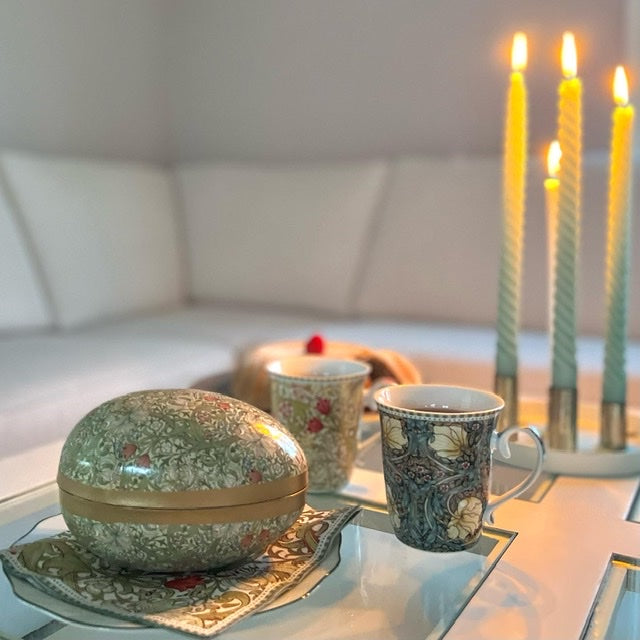 Påskägg med hemkokta kolor William Morris Golden Lily