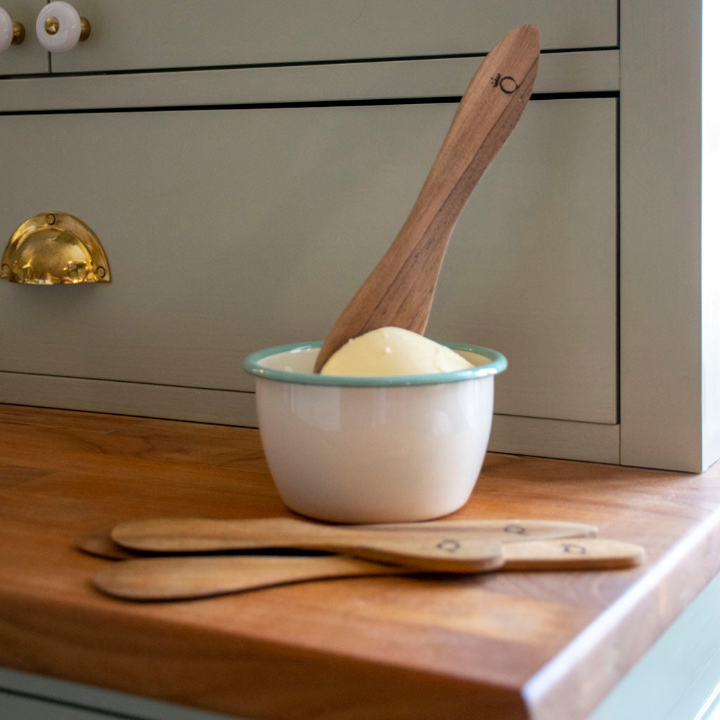 Qvesarums smörknivar i närbild med en smörskål