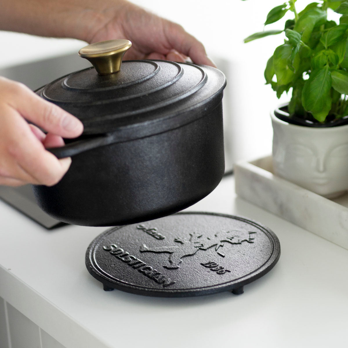 Solstickan Topfuntersetzer aus Gusseisen schwarz